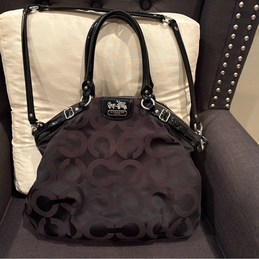 Coach Black Signature Shoulder Bag with Elegant Design